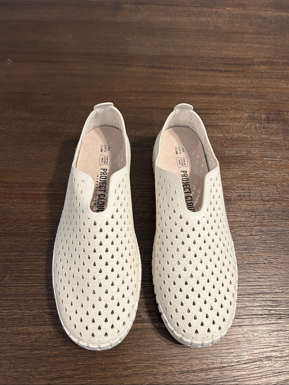 Project cloud memory foam women’s SZ 8 Slip-On Perforated Casual Shoes in Cream.
